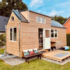 TINY HOUSE FLEESENSEE mit eigenem Garten und nur wenige Meter vom Seeufer，位于Unter Göhren的酒店