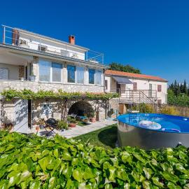 Holiday house Little Oasis Krk，位于克拉斯的酒店