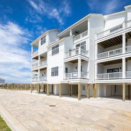 Brand New Luxury Build 2 Min Walk to Beach w Pool，位于斩魔山的酒店