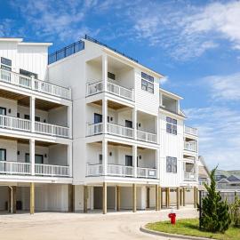 Brand New Luxury Townhome Close to Beach with Pool，位于斩魔山的酒店