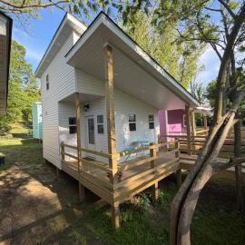 Euro Style Tiny Home with Deck，位于开普吉拉多的酒店