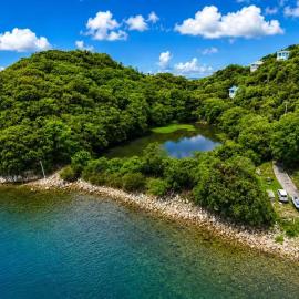 Large Beachfront Island Villa Sleeps 12 Ideal for Groups，位于Bizen的酒店