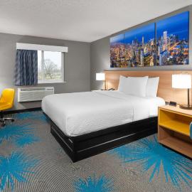 Days Inn by Wyndham Waukegan Great Lakes-Free Breakfast and Naval Base Shuttle，位于沃基根的酒店