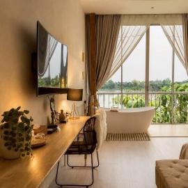 White Wall Riverfront Hotel，位于甘烹碧的酒店