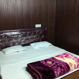 Hotel Navdurge and restorent Cafe，位于Chamoli的酒店