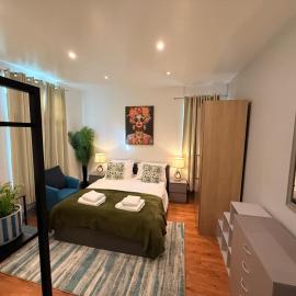 Colourful 2-Bed Flat Near Teesside Uni，位于米德尔斯伯勒的酒店
