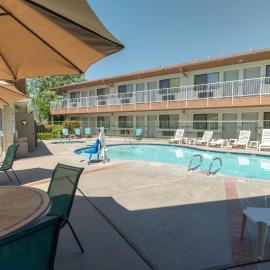 The Oakhurst Inn at Yosemite，位于奥克赫斯特的酒店