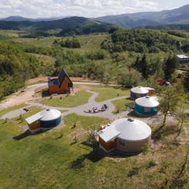 ETER Yurt Retreat，位于Stanišinci的酒店