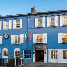 The Blue Haven Hotel，位于金塞尔的酒店