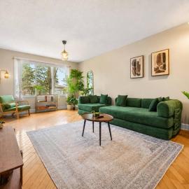 Family-Friendly 3BR Bungalow by Chinook Mall，位于卡尔加里的酒店