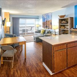 Lovely Oceanfront Condo -Top Floor - Pet Friendly，位于林肯市的酒店