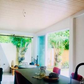 Hermosa casa rodeada de árboles y cerca a la playa，位于圣埃莱纳的酒店