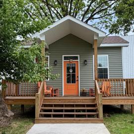 Vibrant Tiny Home Retreat on Creek & Fire Pit，位于开普吉拉多的酒店