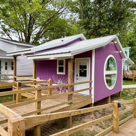 Purple Tiny Home With Fire Pit and Nature，位于开普吉拉多的酒店