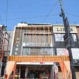 Crown Palace Hotel & Restaurant，位于Hāpur的酒店