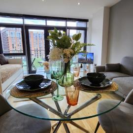Stylish Leeds Escape - Spacious Balcony - Sleeps 4，位于利兹的酒店