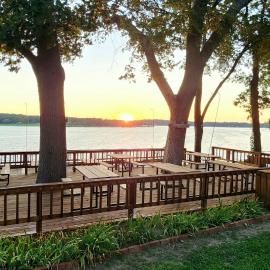 Lee's Grand Lake Resort Cabin 4，位于Grove的酒店