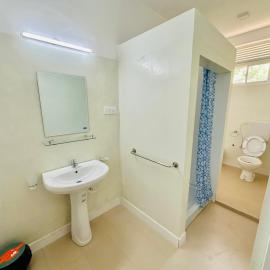 La Margaritha Hotel & Banquet Hall，位于Udugampola的酒店
