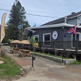 Auberge HALDER Lodge Inn Vacation Rental Near Mont Tremblant, Laurentians，位于Sainte-Marguerite的酒店