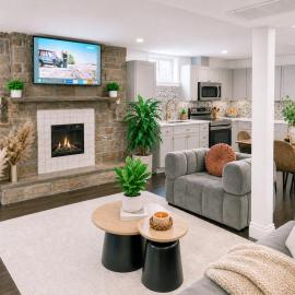 Chic & Spacious 2BR Home Near Yonge St，位于纽马克特的酒店