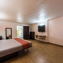 Motel 6-Uvalde, TX，位于尤瓦尔迪的酒店