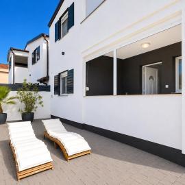 Apartments ROSINI, 300m from the beach with shared tavern and bikes, Nin，位于宁的酒店