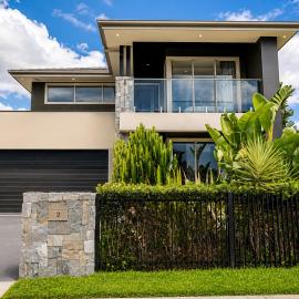 Luxury 4BR Retreat with Pool & Private Spa Bath，位于Marsden Park的酒店