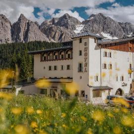 B&B Hotel Passo Tre Croci Cortina，位于科尔蒂纳丹佩佐的酒店