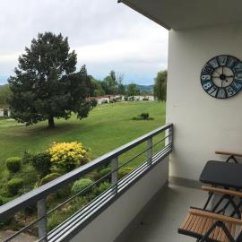 Appartement mit großem Indoorpool und toller Weitsicht auf die Berge，位于Oberteuringen的酒店