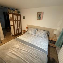Logement pour 2 personnes, cuisine équipée, piscine, foret, escalade