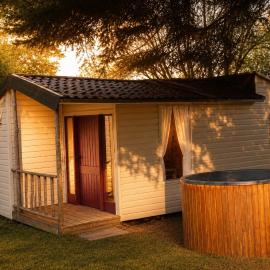 Tiny house met Coldtub 4pers The Firefly，位于安蓓的酒店