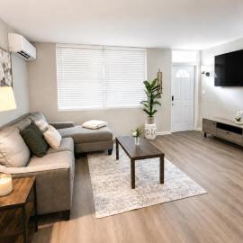 Cozy 2BR Home in Lake Worth, Near Beach, Downtown, Outdoor Grill，位于Atlantis的酒店