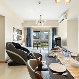 2BR Condo near NAIA Airport, MOA, Okada and City of Dreams with Playroom, Pool and Gym，位于马尼拉的酒店