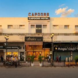 asar Capoors Hotel Hazratganj by Orion Hotels，位于勒克瑙的酒店