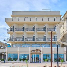 Hotel Dei Cesari - Fronte Mare - Breakfast XXL fino alle 12，位于贝拉里亚-伊贾马里纳的酒店