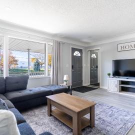 Bright 2BR Home Near Airport & Shops，位于温莎的酒店