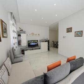 Real Modern Rapallo Retreat 2 Balconies 7-min Walk to Beach Sleeps 6，位于拉帕洛的酒店