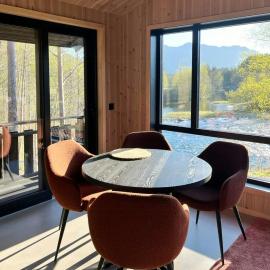 Moderne Hytte Høyt Over Storelva Ved Eikefjord，位于Eikefjord的酒店