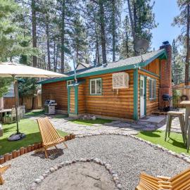 2 Mi to Big Bear Lake! Quiet Cabin w/ Yard & Grill，位于大贝尔城的酒店
