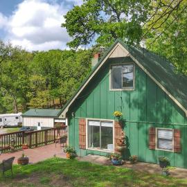 Lakefront Cabin: Boat Dock, Pool & Hot Tub，位于Grove的酒店