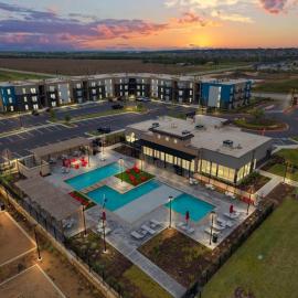 Luxury Austin Stay Near St Davids Pool and Gym，位于Jarrell的酒店