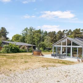 Holiday Home With Outdoor Jacuzzi And Shelter，位于比戈的酒店