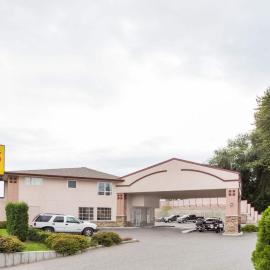 Super 8 by Wyndham Lake Country/Winfield Area Airport North，位于Winfield的酒店