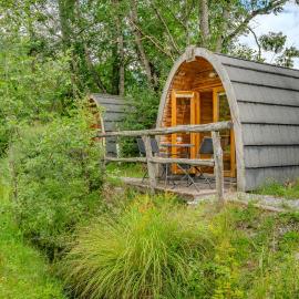 Cozy Lake Pod with shared bathroom near Gstaad，位于茨韦西门的酒店
