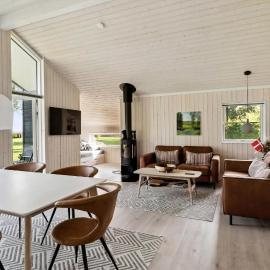 Architect-Designed House With Sea View，位于凯隆堡的酒店