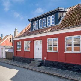 Charming, newly renovated large family townhouse，位于马斯塔尔的酒店