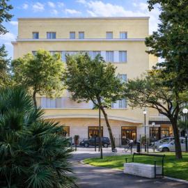 Phi Hotel Ambra，位于佩斯卡拉的酒店