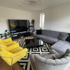 Rooms in Luxury 6 Bedroom House，位于斯特鲁德的酒店