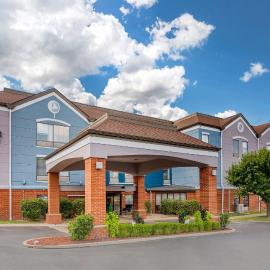 Comfort Inn & Suites Saint Louis Lafayette Square，位于圣路易斯的酒店