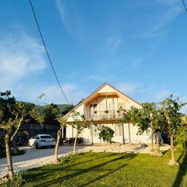 Loreta's Canyon Farmhouse